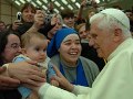 Benedikts XVI: Betlēmes Bērnā katrs cilvēks jūtas Dieva mīlēts