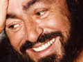 Pāvests lūdzas par Lučāno Pavarotti