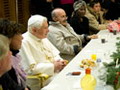 Vatikāns: Benedikts XVI pusdienoja kopā ar trūkumcietējiem