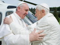 Pāvesta Franciska vizīte pie emeritētā pāvesta Benedikta XVI Kastelgandolfo (video)