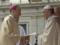 Bīskaps Viktors Stulpins no pāvesta saņem apustulisko pamudinājumu "Evangelii gaudium" (video)
