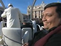 Pāvests vizina savu paziņu 'papamobile'(video)