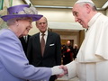 Karalienes Elizabetes II draudzība ar pāvestiem