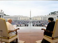 Brālīgais Franciska un Tavadrosa apskāviens ceļā uz vienotību