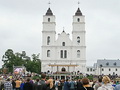 Foto: tūkstošiem ticīgo lūdzas kopā svētkos Aglonā