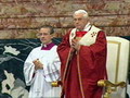 Benedikts XVI: Lūgties par mirušajiem ir cēla ticības prakse