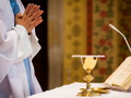 Aicinājums lūgties par priesteru svētdarīšanu