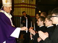 Jaunie semināristi saņem priestera apģērbu