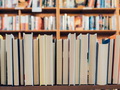 Vairāk nekā simts organizācijas lūdz pārtraukt grāmatas tirdzniecību