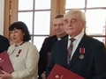 Priesteris Tadeušs Ciesļaks saņem goda zīmi "Bene Merito"