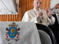 Atgriežoties no Slovākijas, pāvests atbild uz virkni žurnālistu jautājumu