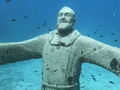 Jūrā iegremdētās tēva Pio statujas elpu aizraujošais skaistums