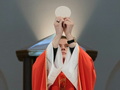New York Times: Jaunie priesteri ir pašpārliecināti un konservatīvi