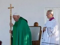 Francisks lūdzas par miera dāvanu visām tautām