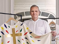 Slavens franču dizainers radījis jaunus liturģiskos tērpus Parīzes Dievmātes katedrālei