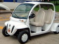 Pāvests saņēma elektrisko automašīnu