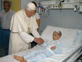 Benedikts XVI tikās ar bērniem "Bambino Gesù" slimnīcā