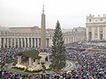 Sv. Pētera laukumu rotā Ziemassvētku egle
