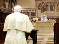 Benedikta XVI lūgšana pie sv. Franciska kapa