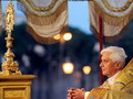 Benedikts XVI: Vissvētākais Sakraments vieno Baznīcu, norāda virzienu un dāvā brīvību