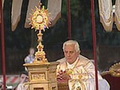 Benedikts XVI: izeju no krīzes jāmeklē mīlestībā un personas cieņas ievērošanā