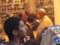 Pāvests ierodas optikas veikalā, lai nomainītu brilles (video)