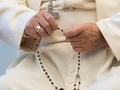 Pāvests aicina ticīgos skaitīt Rožukroni un atklāt šīs lūgšanas skaistumu