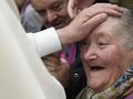 Francisks aicina cienīt un atbalstīt vecos ļaudis