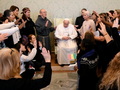 Francisks: mātes prot rūpēties un mierināt