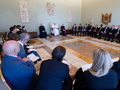 Francisks pieņem lielo uzņēmumu un banku administratīvos delegātus