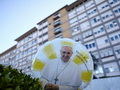 Pēc divām elpošanas mazspējas lēkmēm pāvests turpina ārstēties