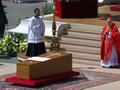 Pasaule ar mīlestību atvadās no pāvesta Franciska