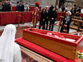 25. aprīlī paredzēts pāvesta zārka aizvēršanas rits