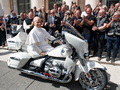 Leonam XIV tiek uzdāvināts Harley Davidson motocikls